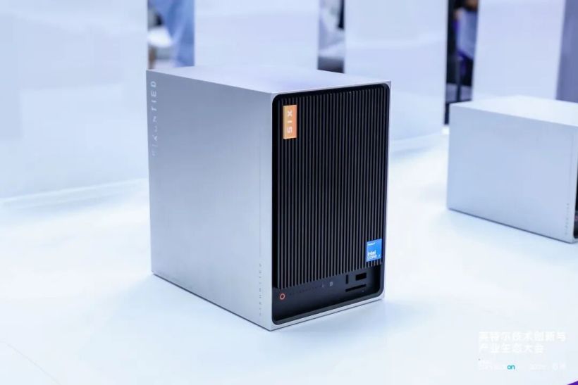 六联智能发布 4 盘位 "Wildcat Lake" AI NAS WS18,0.15L 迷你主机同场展出