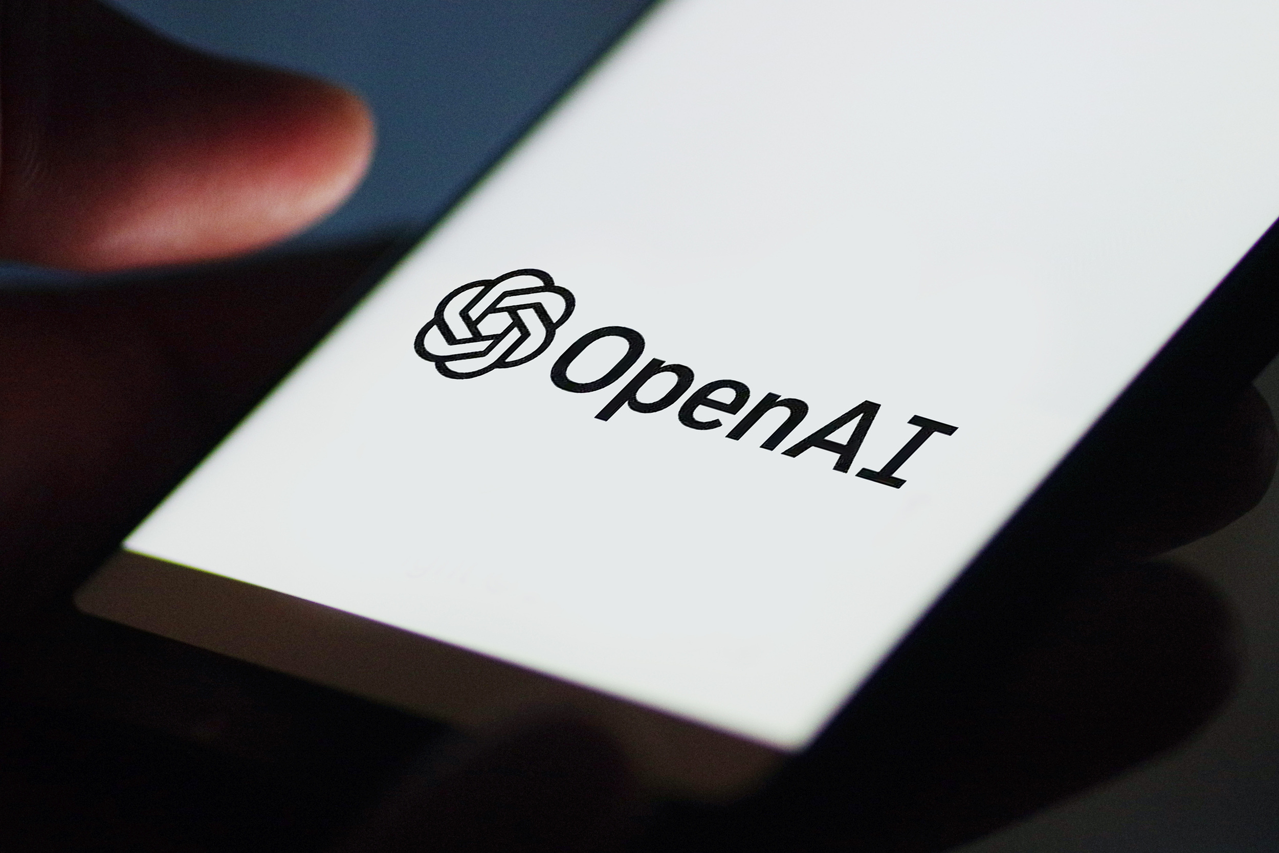 传 OpenAI 29 日推个人 AI 助手;AI 专家偏远地区买地,担心「AI 失控」;挖掘机能自动「挖沟」,网友:蓝翔还能开几年?